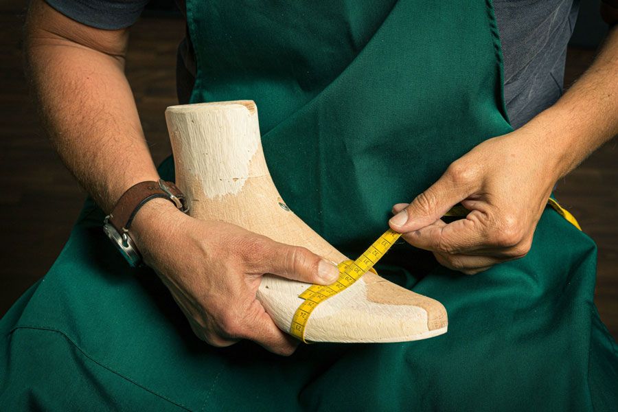 Scarpe ortopediche su misura a Castana ortopedia